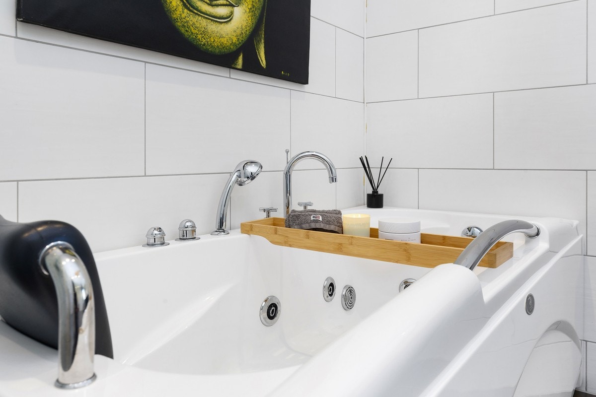 På badet er det et nyere boblebadekar. Galleribilde