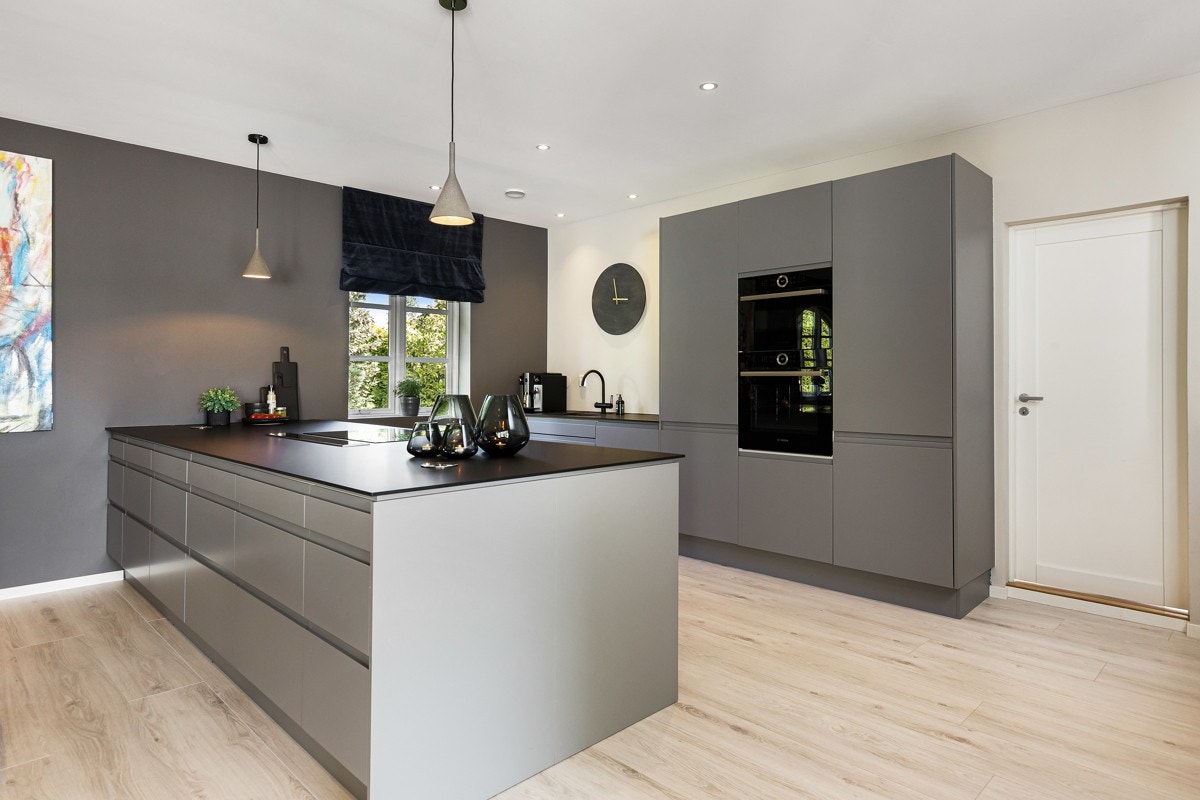 Kjøkkenet har en moderne og stram Norema-innredning fra 2018. Galleribilde