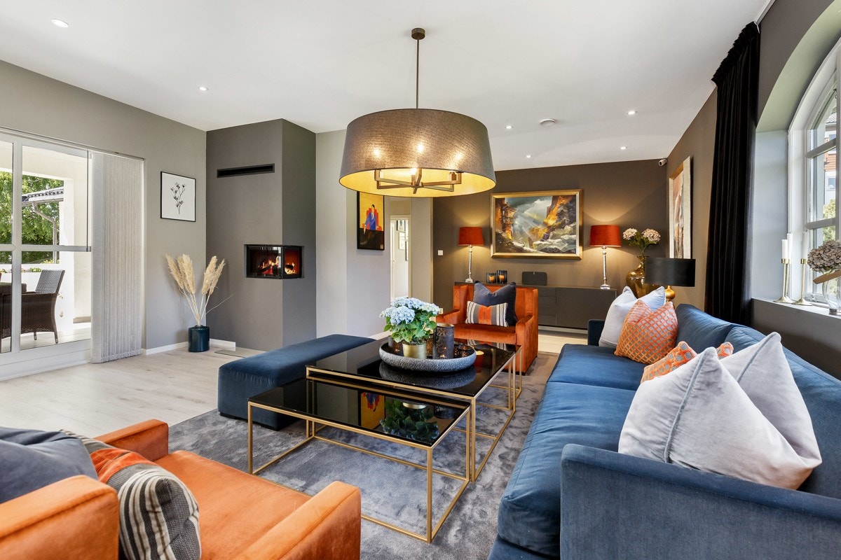 Stuen er lyst og innbydende med tidsriktige fargevalg og pene overflater. Galleribilde