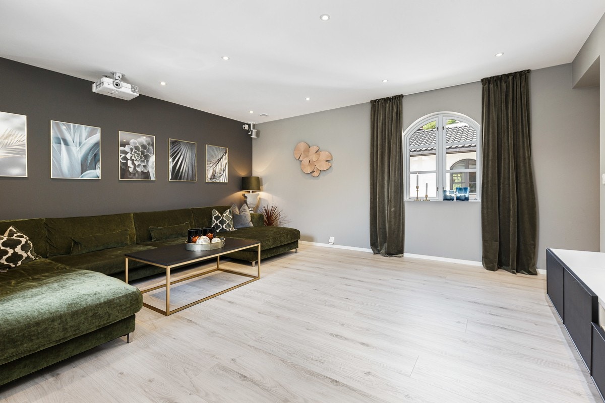 Det er et innredet rom som i dag brukes som en TV stue. Rommet var tidligere en bod, endringer som dette er søknadspliktig og rommet er derfor ikke godkjent for varig opphold i dag. Galleribilde