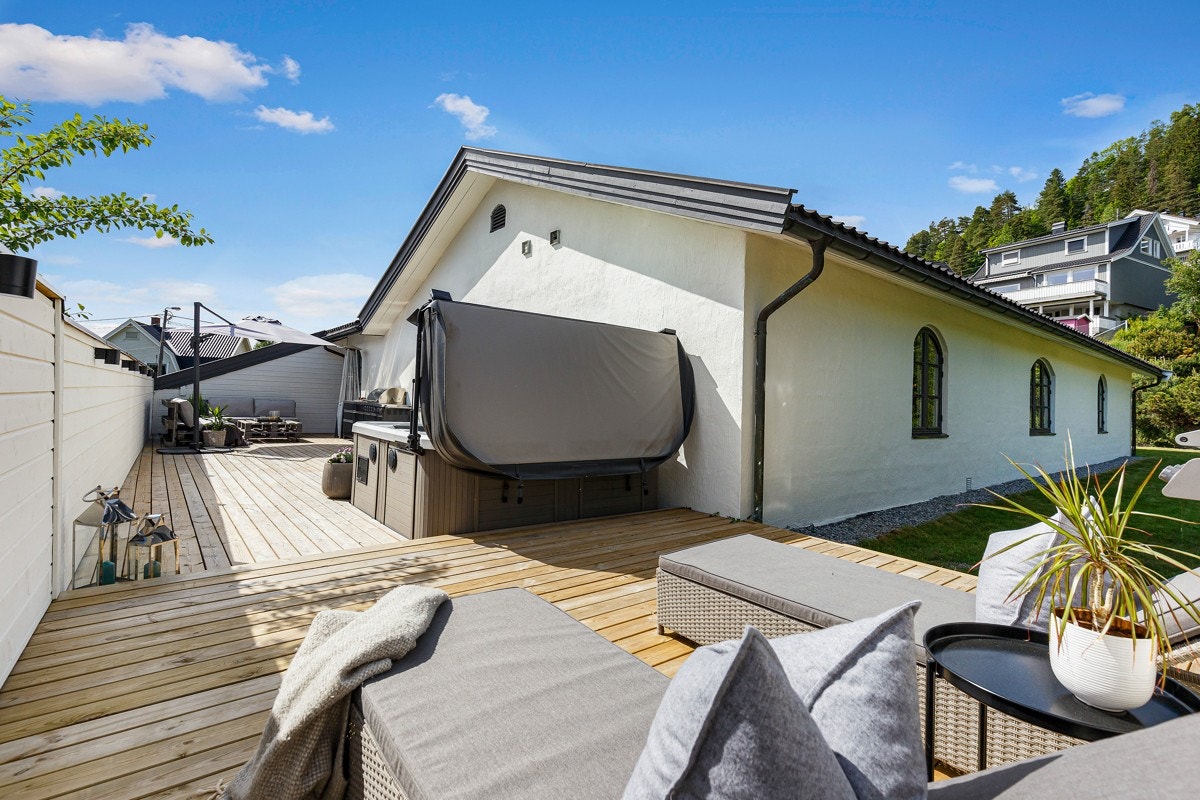 Terrasseplattingen er på hele 65 kvm. Galleribilde