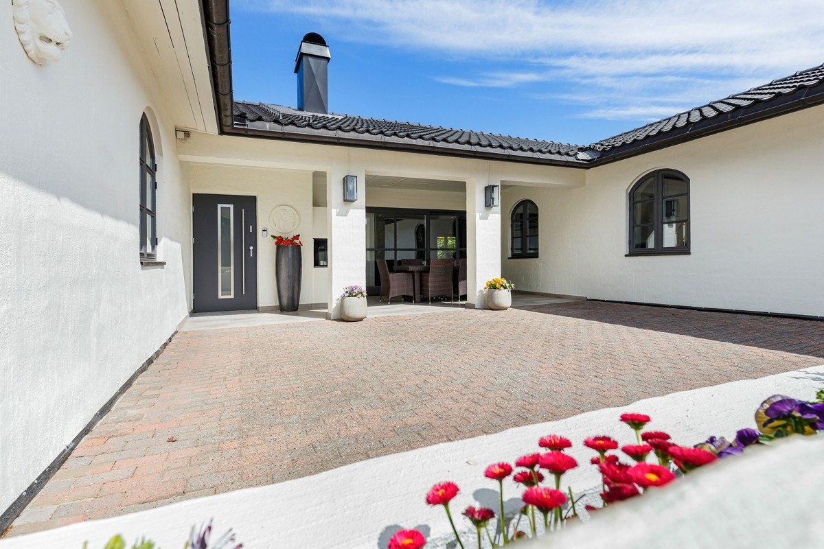 Inngangspartiet er overbygd og har et sjarmerende middelhavspreg med hvite mursøyler. Galleribilde