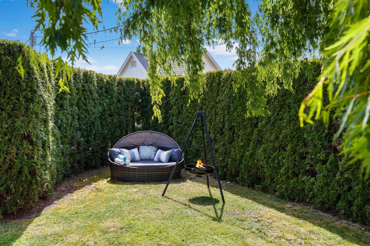 Deler av hagen er omkranset av hekk og byr på god boltreplass. Galleribilde