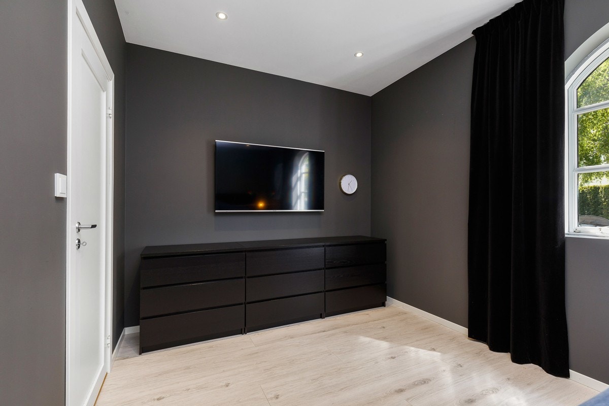 Soverom 1. Samtlige soverom er delikat innredet med nyere parkettlaminat på gulv. Galleribilde