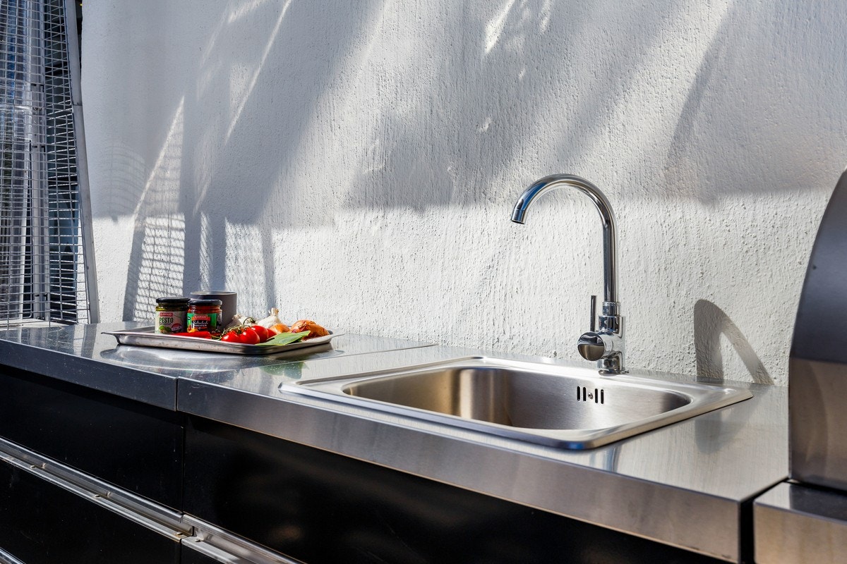 På terrassen finnes det et utekjøkken. Galleribilde