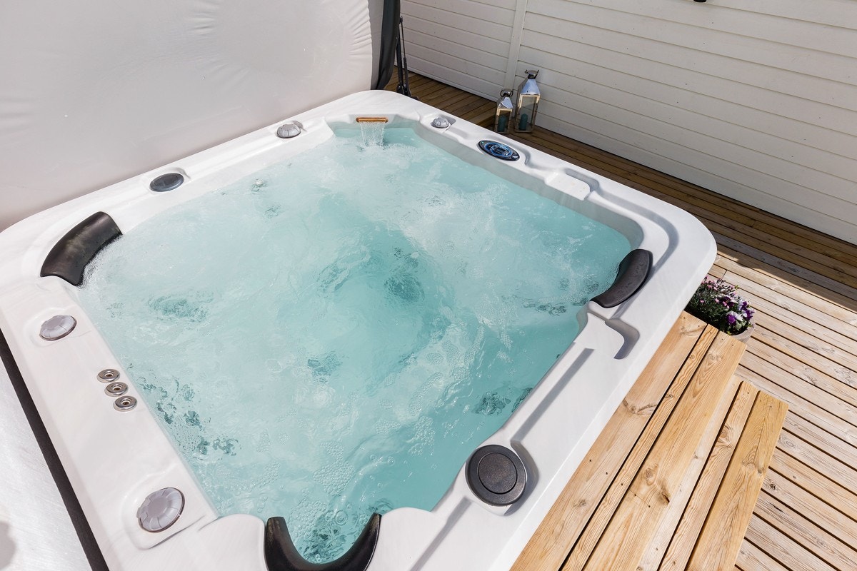 Jacuzzien ligger usjenert til på terrassen. Galleribilde