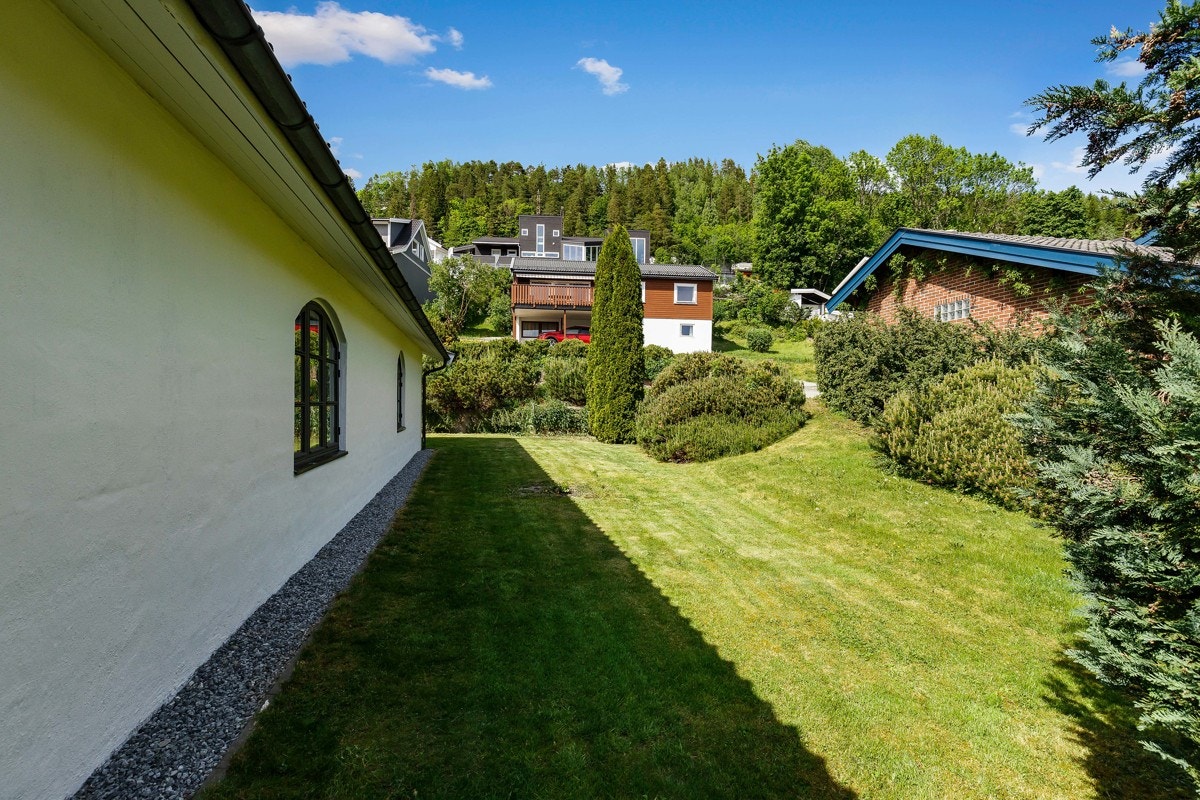 Boligen har flott beliggenhet på hjørnetomt i et barnevennlig og etterspurt boområde. Galleribilde