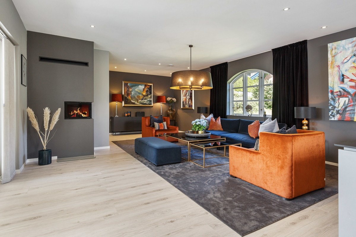 Boligen har en åpen stue- kjøkkenløsning med god plass for både sofagruppe og stort spisestuebord. Galleribilde