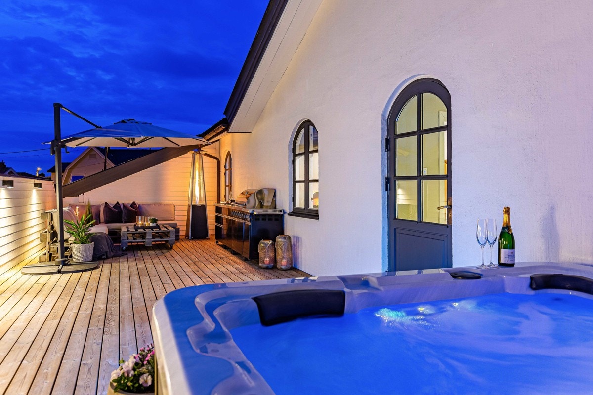 Nedfelt jacuzzi som kan friste med varme bad både sommer og vinter. Galleribilde