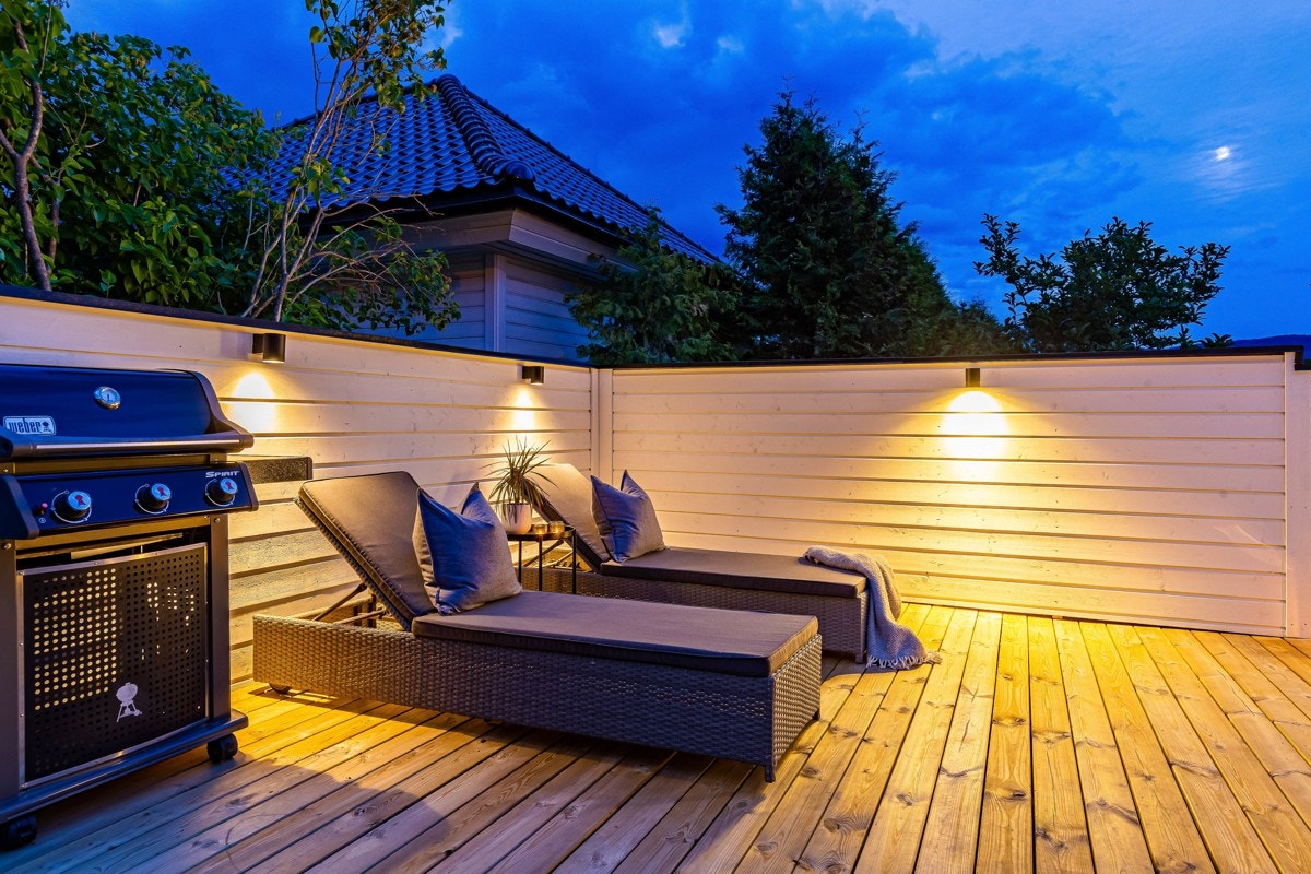 Terrassen vender mot syd og har en usjenert beliggenhet bak levegg med belysning. Galleribilde