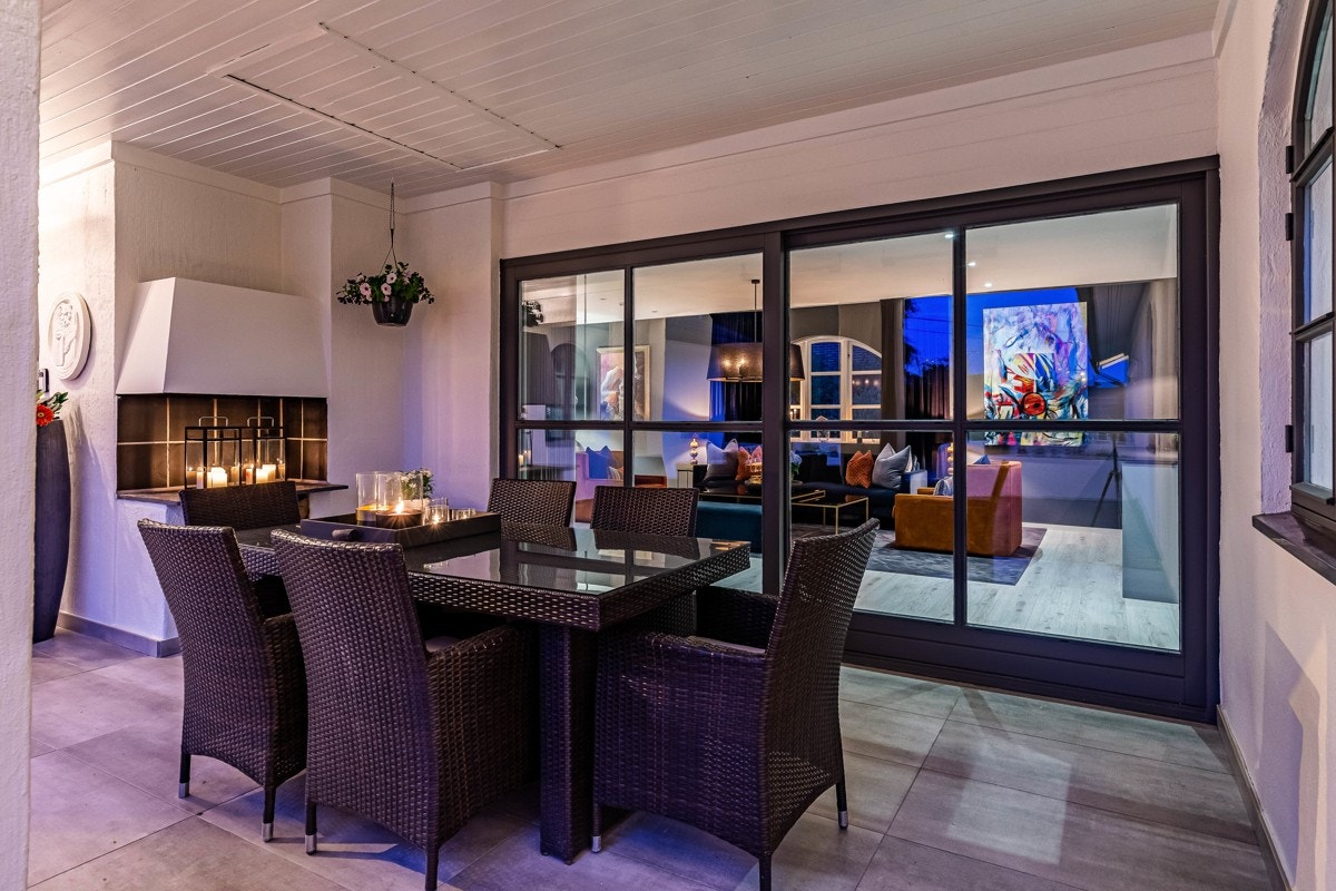 En flissatt uteplass med rom for spisebord. Her finner man også utepeis. Galleribilde