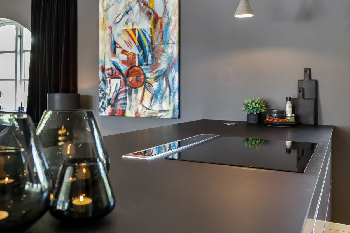 Ventilator med belysning fra Smeg er nedfelt i kjøkkenbenken. Galleribilde