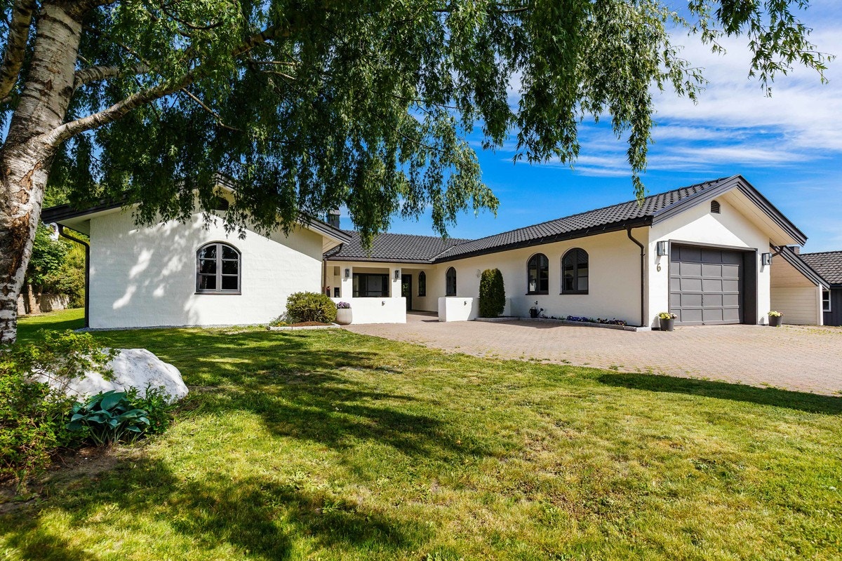 Hagen har diverse beplantning av plen og andre prydbusker. Galleribilde