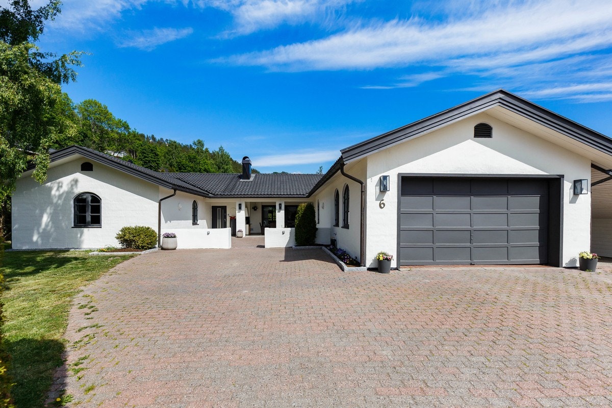 Parkering i garasje. Galleribilde