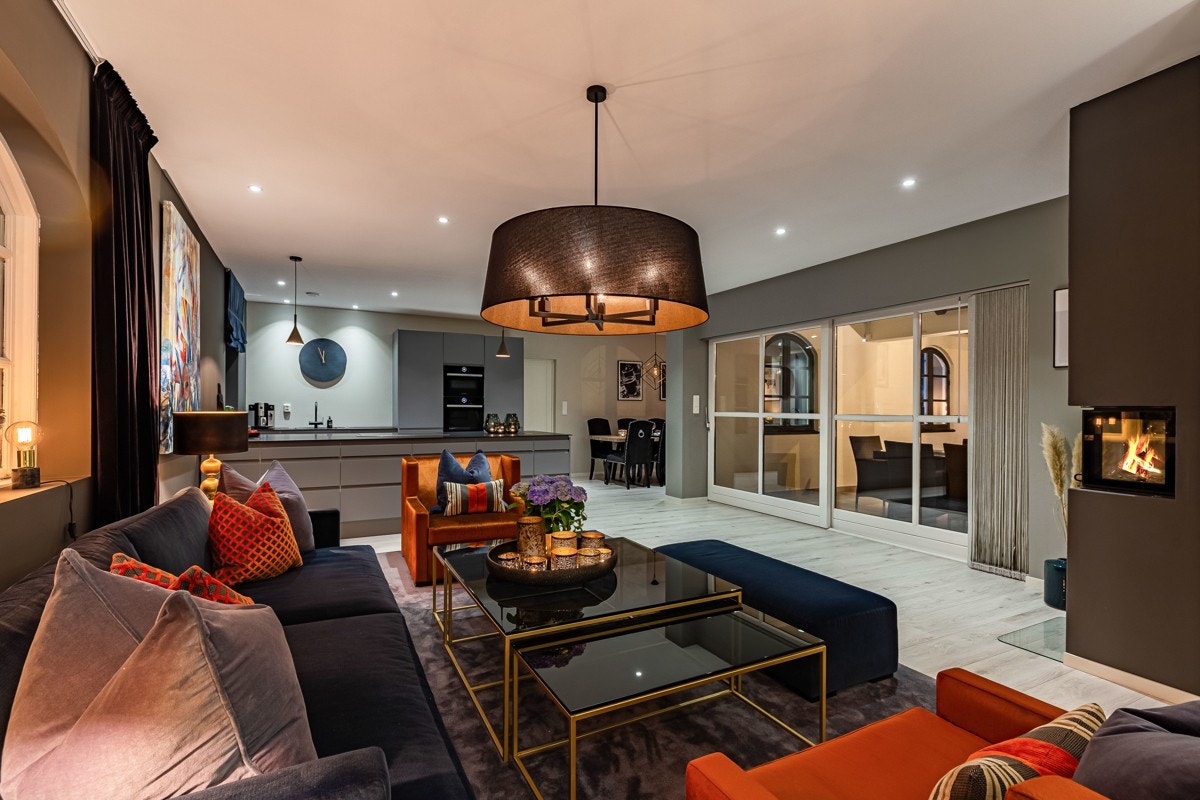 Det er god plass for både sofagruppe og et stort spisestuebord. Galleribilde