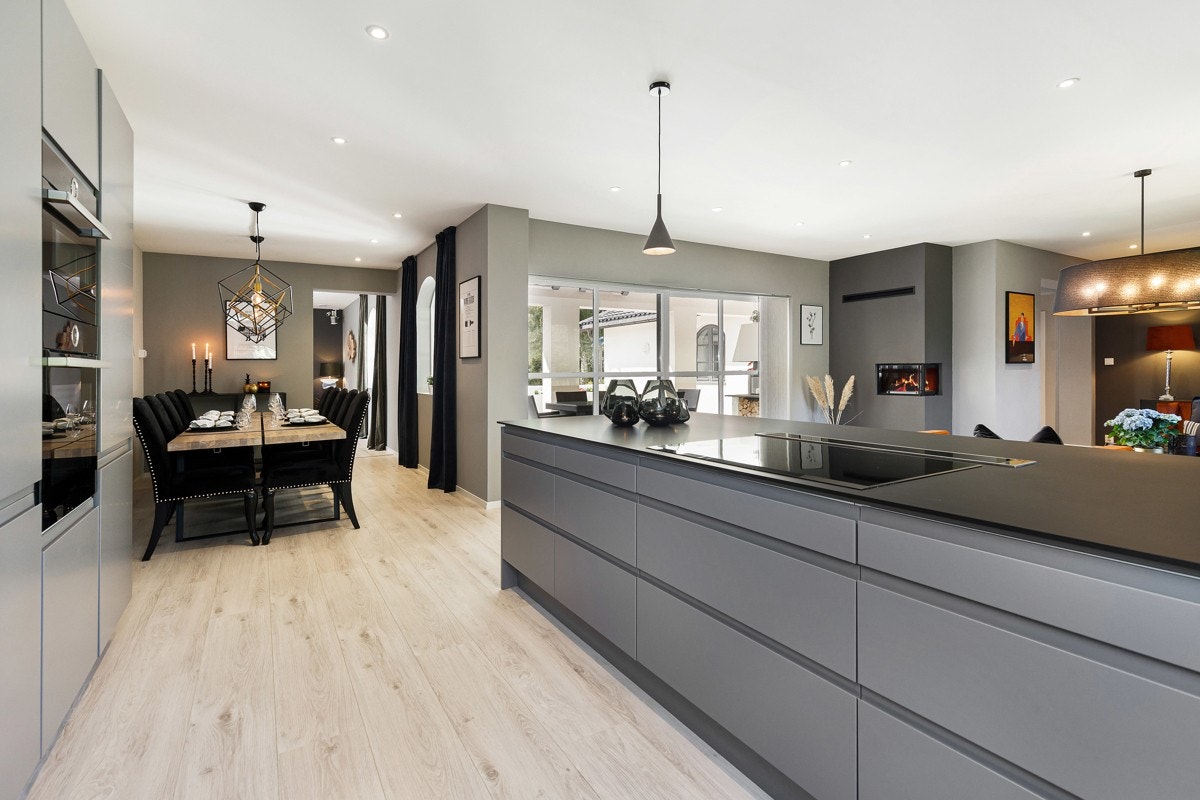 Kjøkkenet ligger flott plassert mellom stue og spisestue. Galleribilde