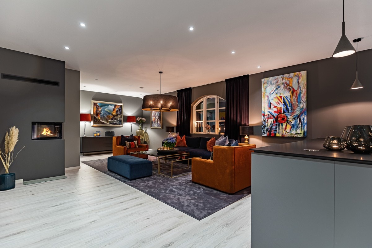 Boligen har en åpen stue- kjøkkenløsning. Galleribilde