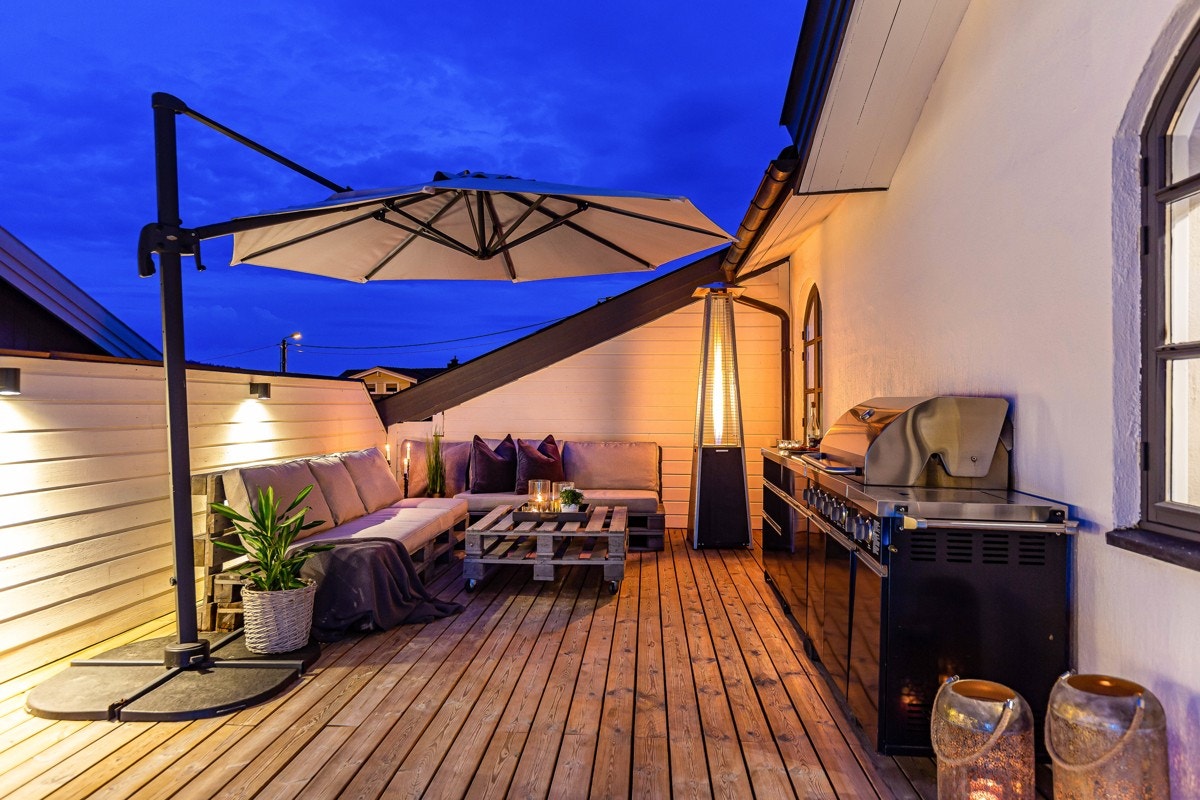 Terrassen vender mot syd og har en usjenert beliggenhet bak levegg med belysning. Galleribilde