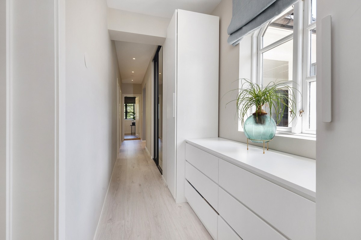 Det er satt inn en romslig garderobeløsning for oppbevaring av og yttertøy. Galleribilde