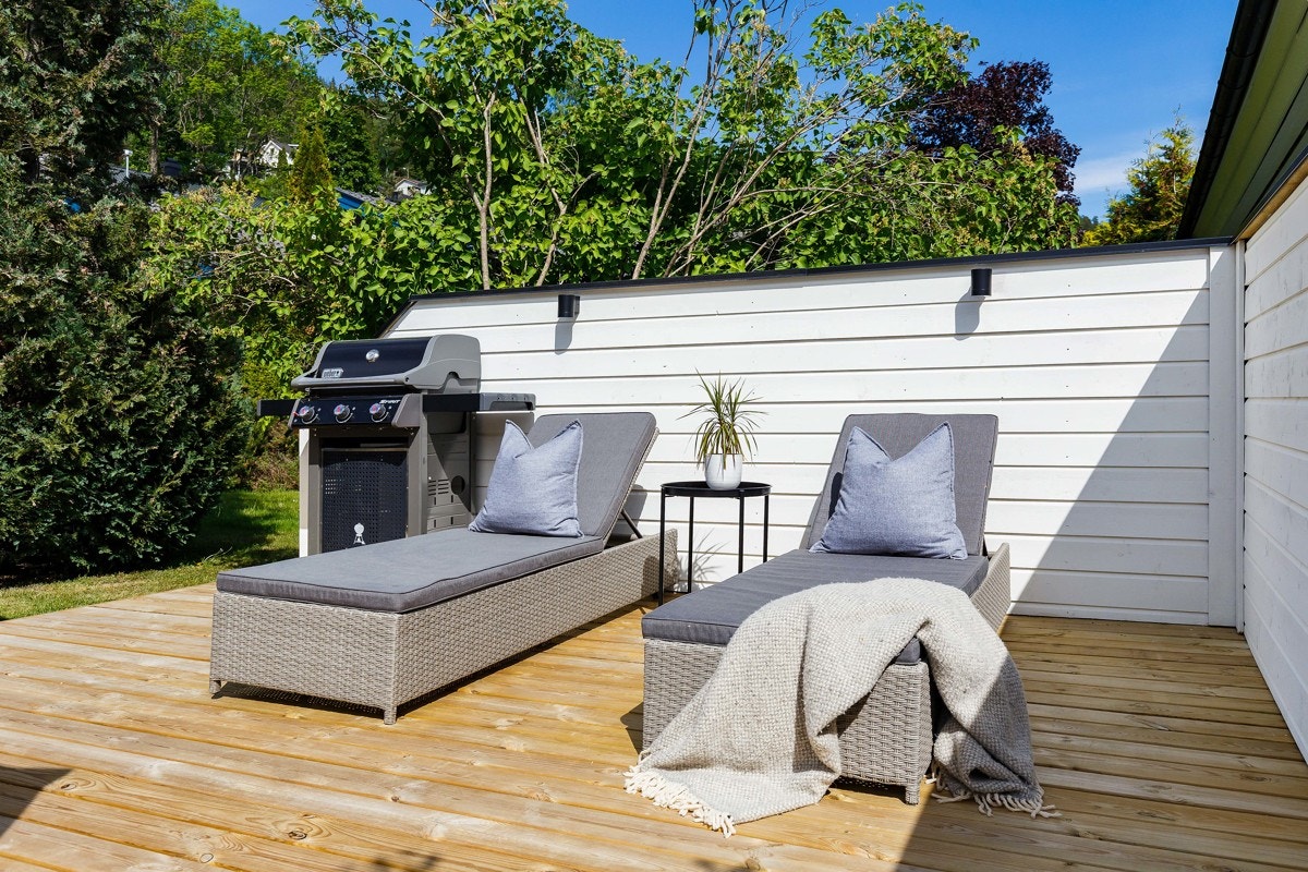 Det er flere møbleringsmuligheter på terrassen. Galleribilde