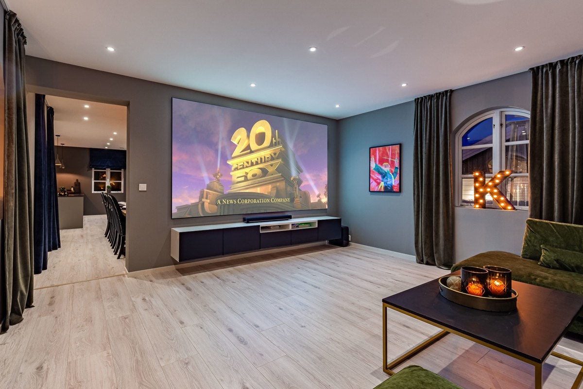 Innenfor spisestuen finner en stue som per tid innredet som hjemmekino. Galleribilde
