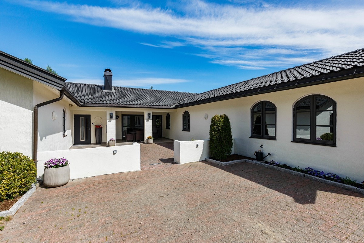 Steinlagt gårdsplass. Galleribilde