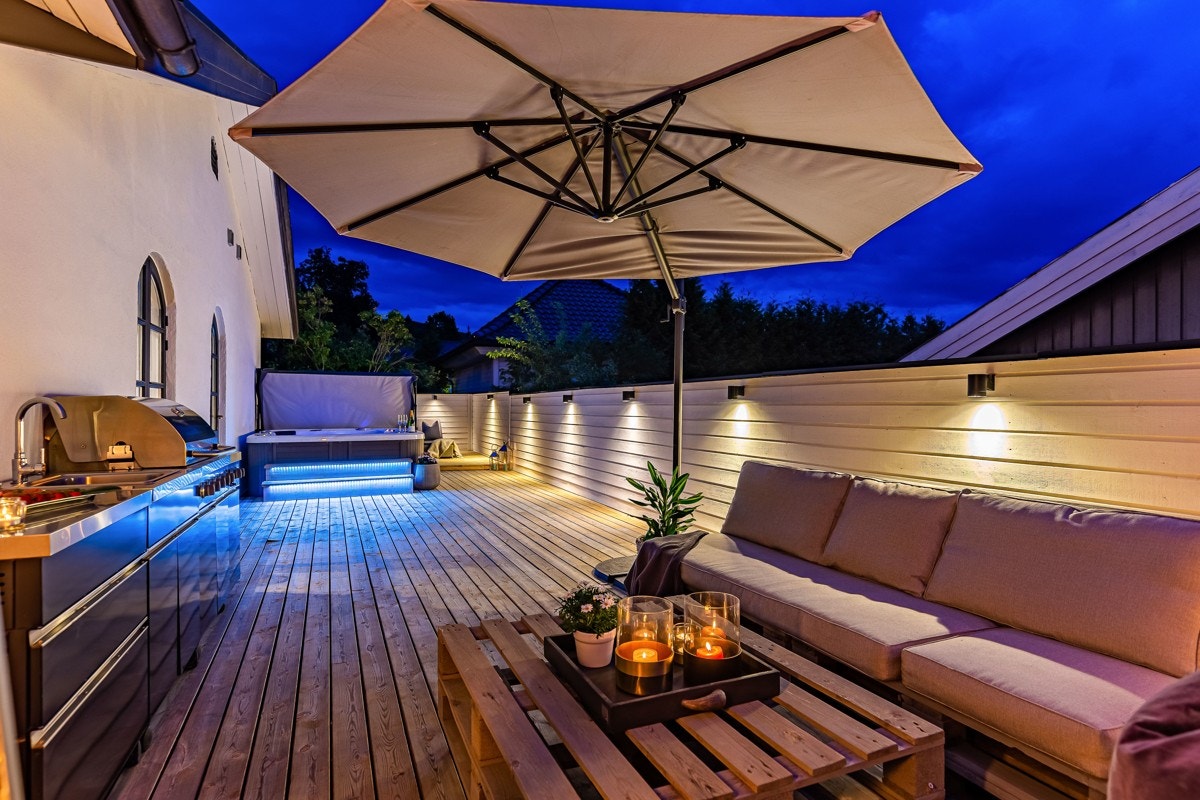 I hagen er det etablert en stor terrasseplatting på hele 65 kvm. Galleribilde