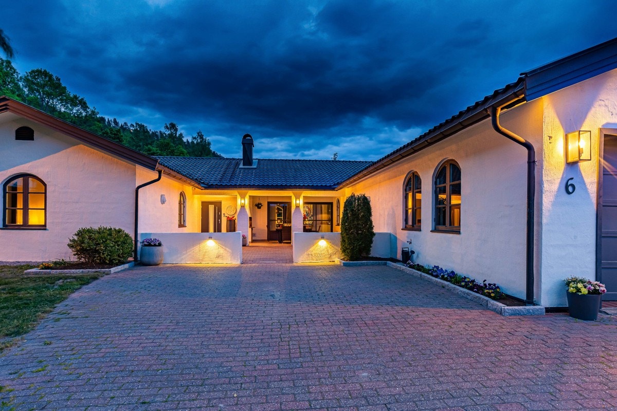 Det er godt med parkering på den steinlagte gårdsplassen. Galleribilde