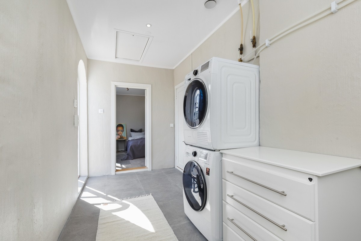 Vaskerommet ligger vegg i vegg med kjøkkenet og har utgang til terrasseplatting. Galleribilde