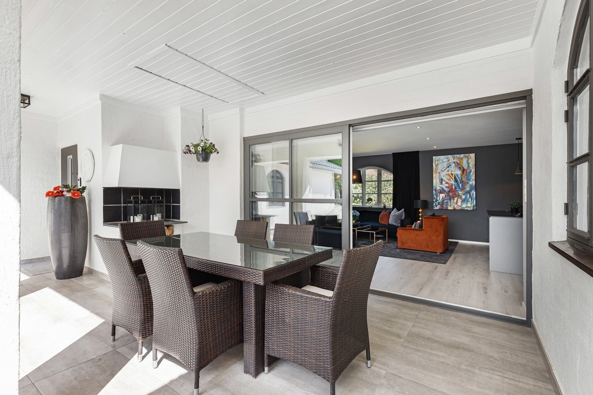 En flissatt uteplass med rom for spisebord. Galleribilde