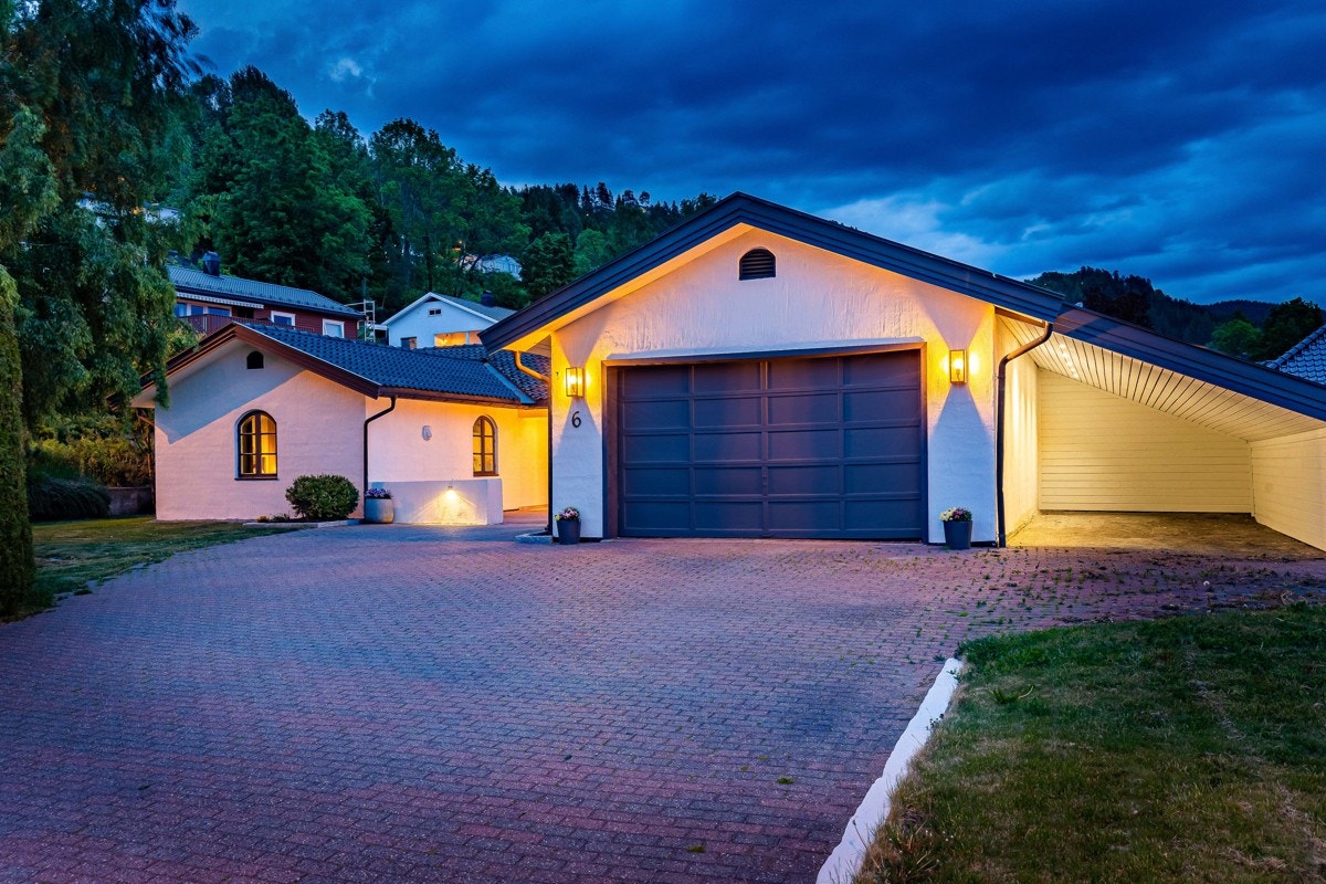 Det er parkering i dobbelgarasje og i carport. Galleribilde