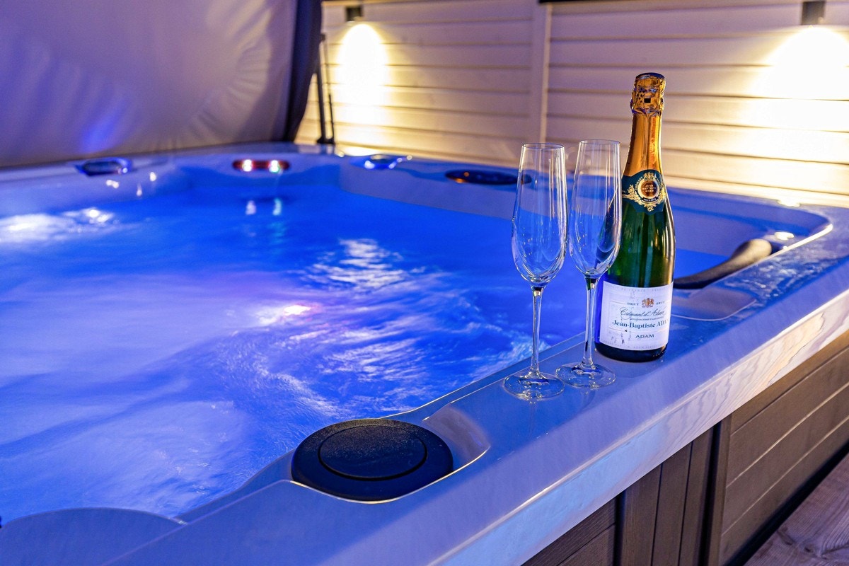 På terrassen er det en nedfelt jacuzzi. Galleribilde