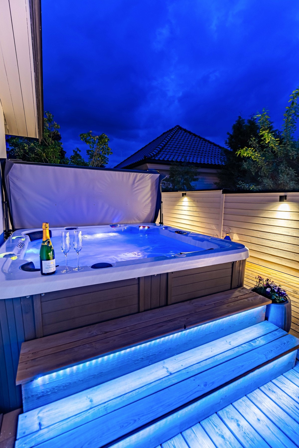 Jacuzzi kan friste med varme bad både sommer og vinter. Galleribilde