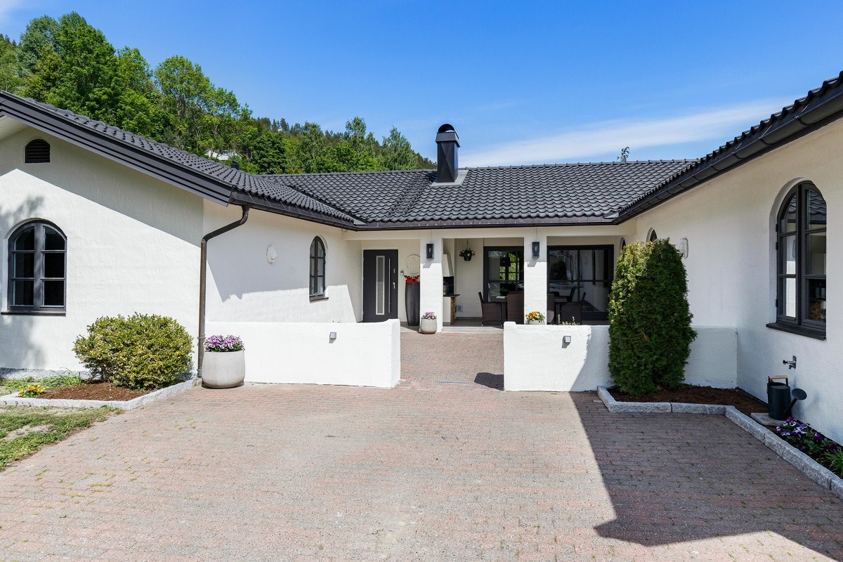 Det er godt med parkeringsmuligheter på tomten. Galleribilde