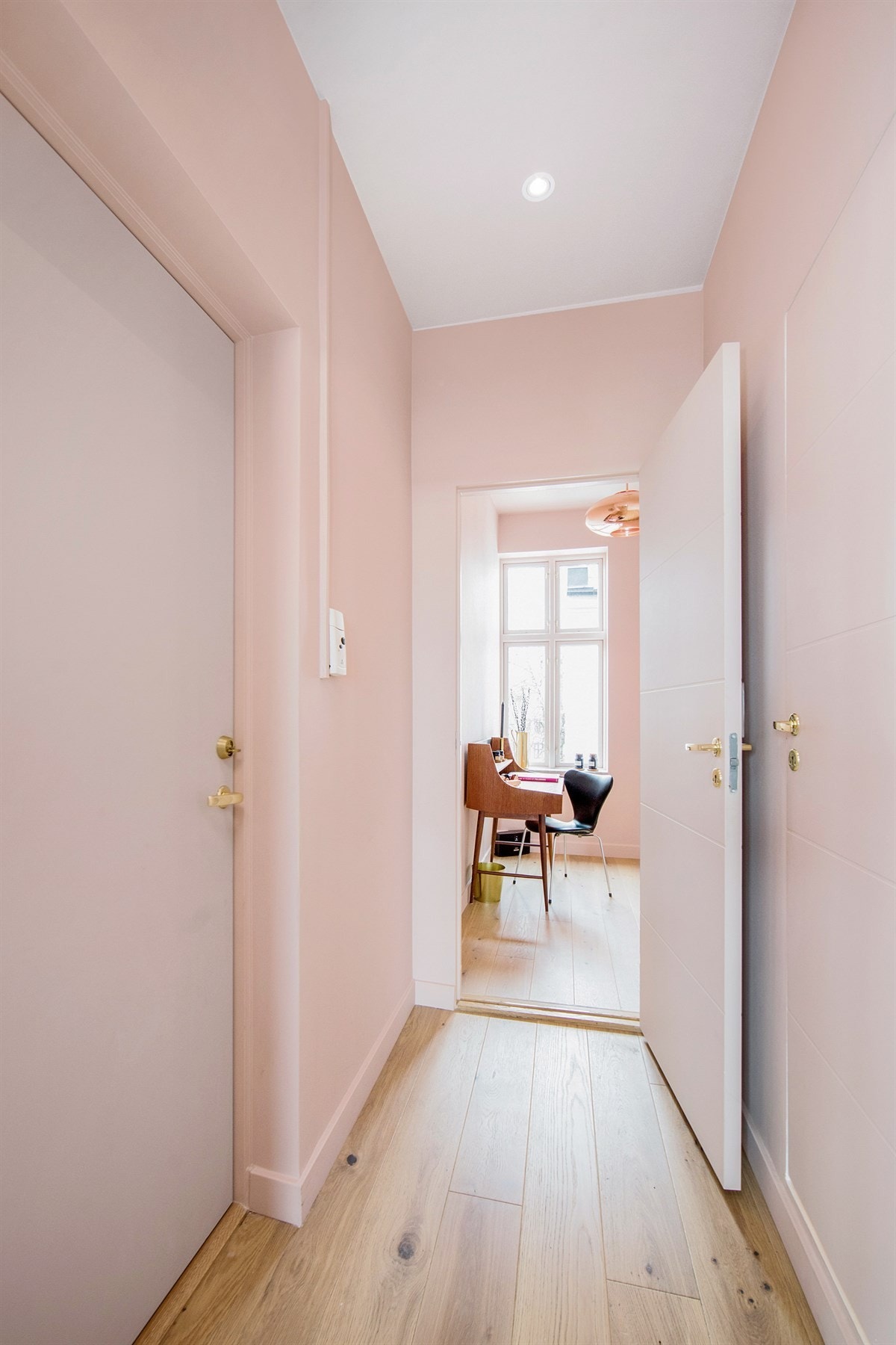 Bygningen har felles oppgang, og en innbydende entré ønsker deg velkommen videre inn i leiligheten Galleribilde