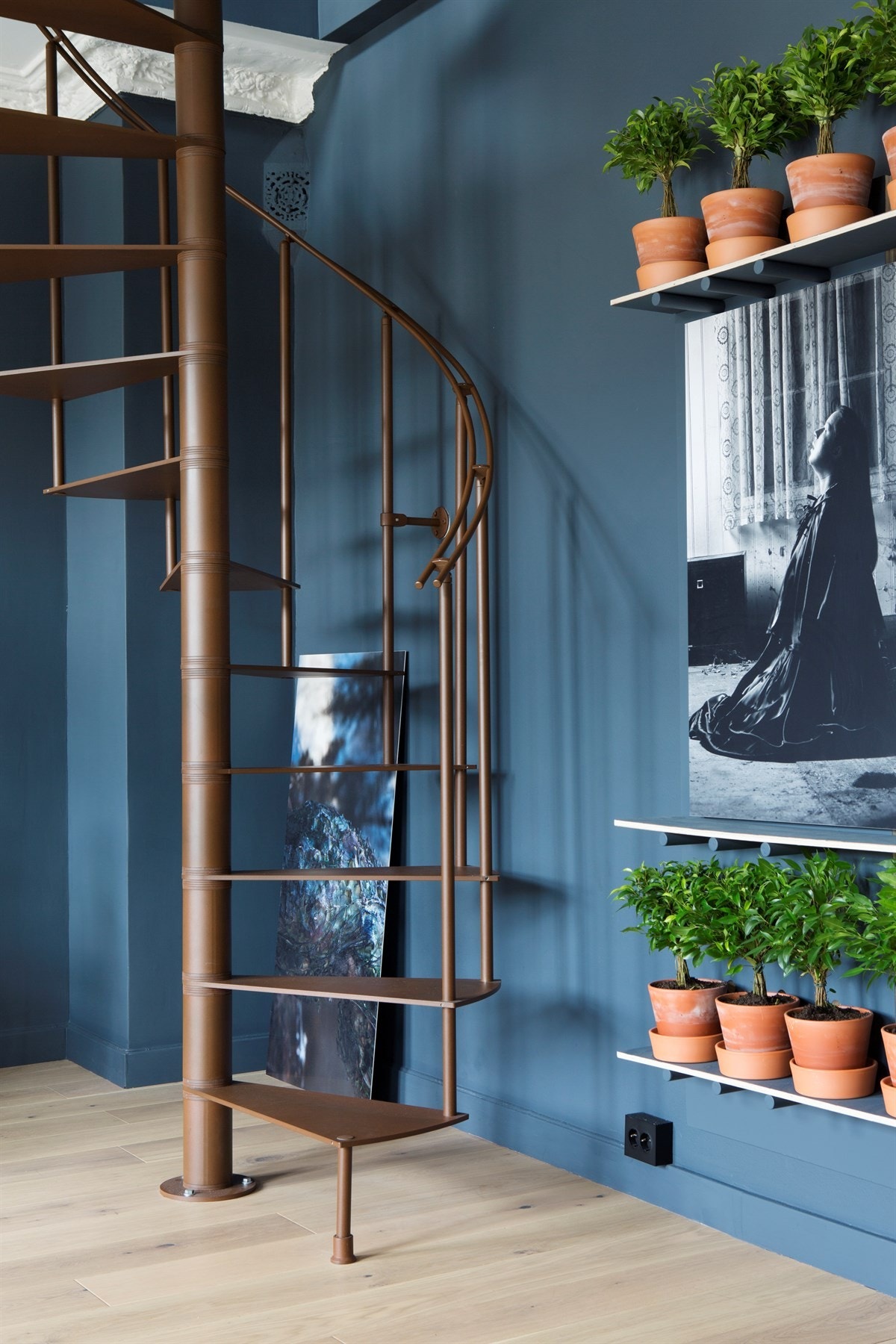 Fra stuen går det en elegant vindeltrapp opp til hovedsoverommet Galleribilde