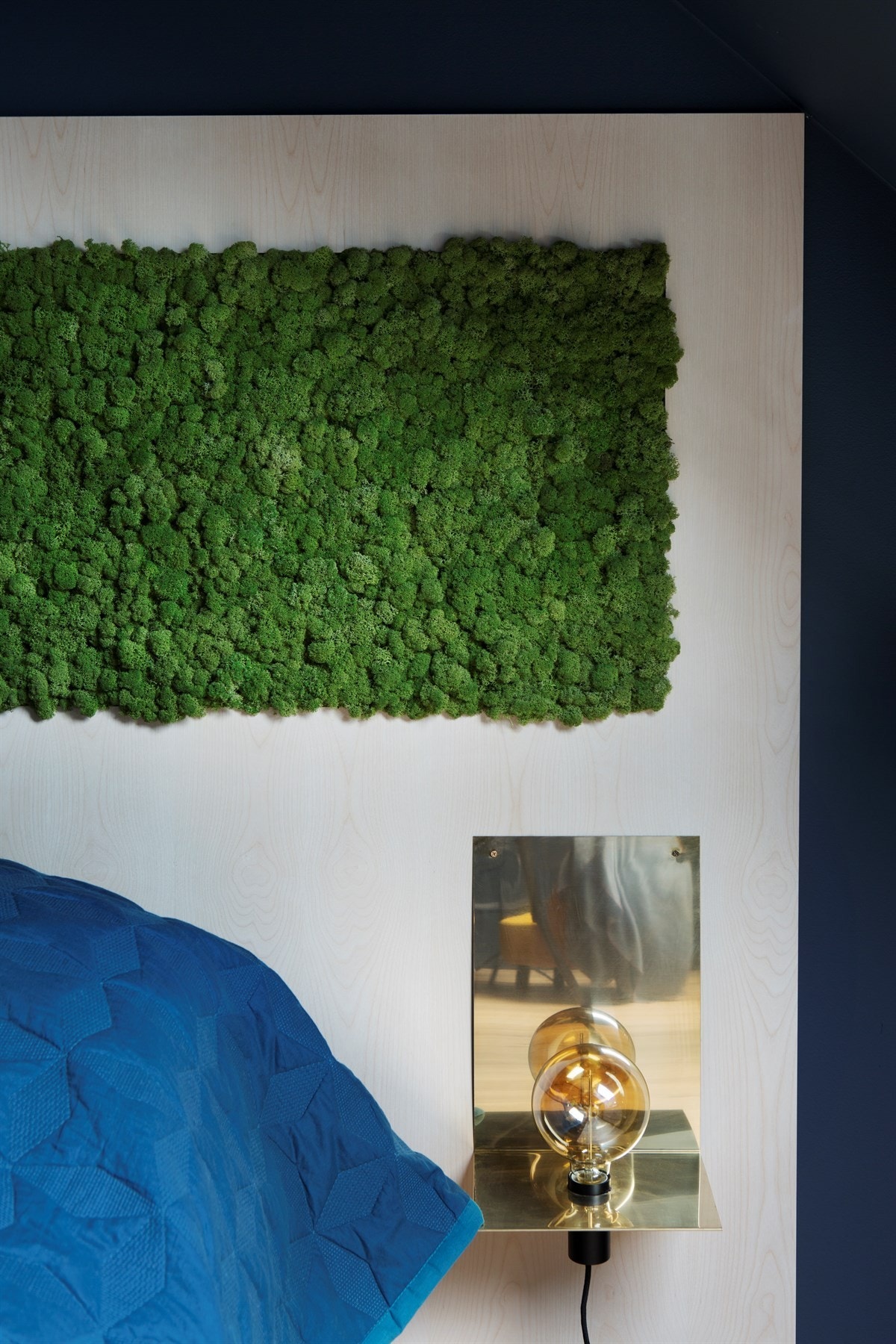 Egen designet sengegavl med 2 messinglamper og reinlav/mose Galleribilde