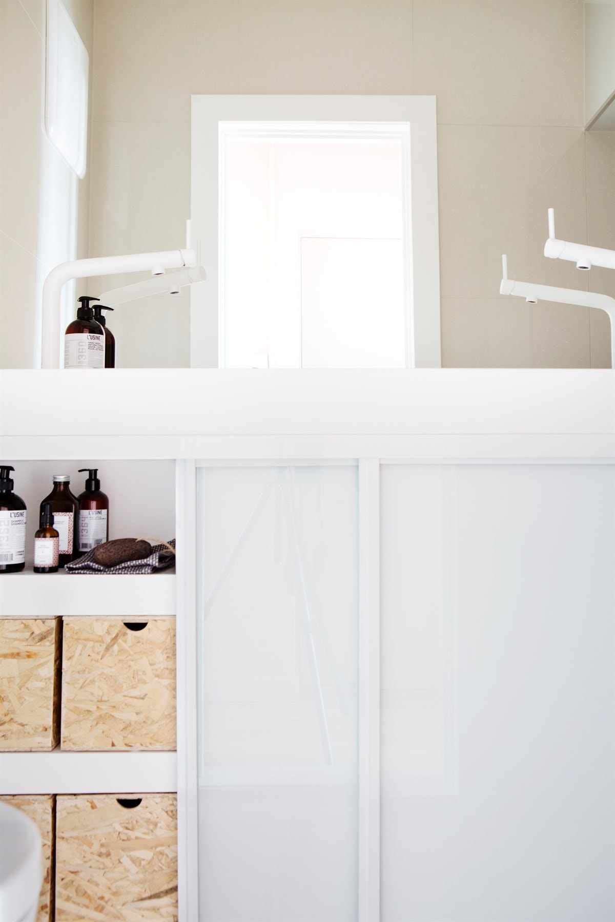 Det er praktiske hylleløsninger under den heldekkende servanten Galleribilde