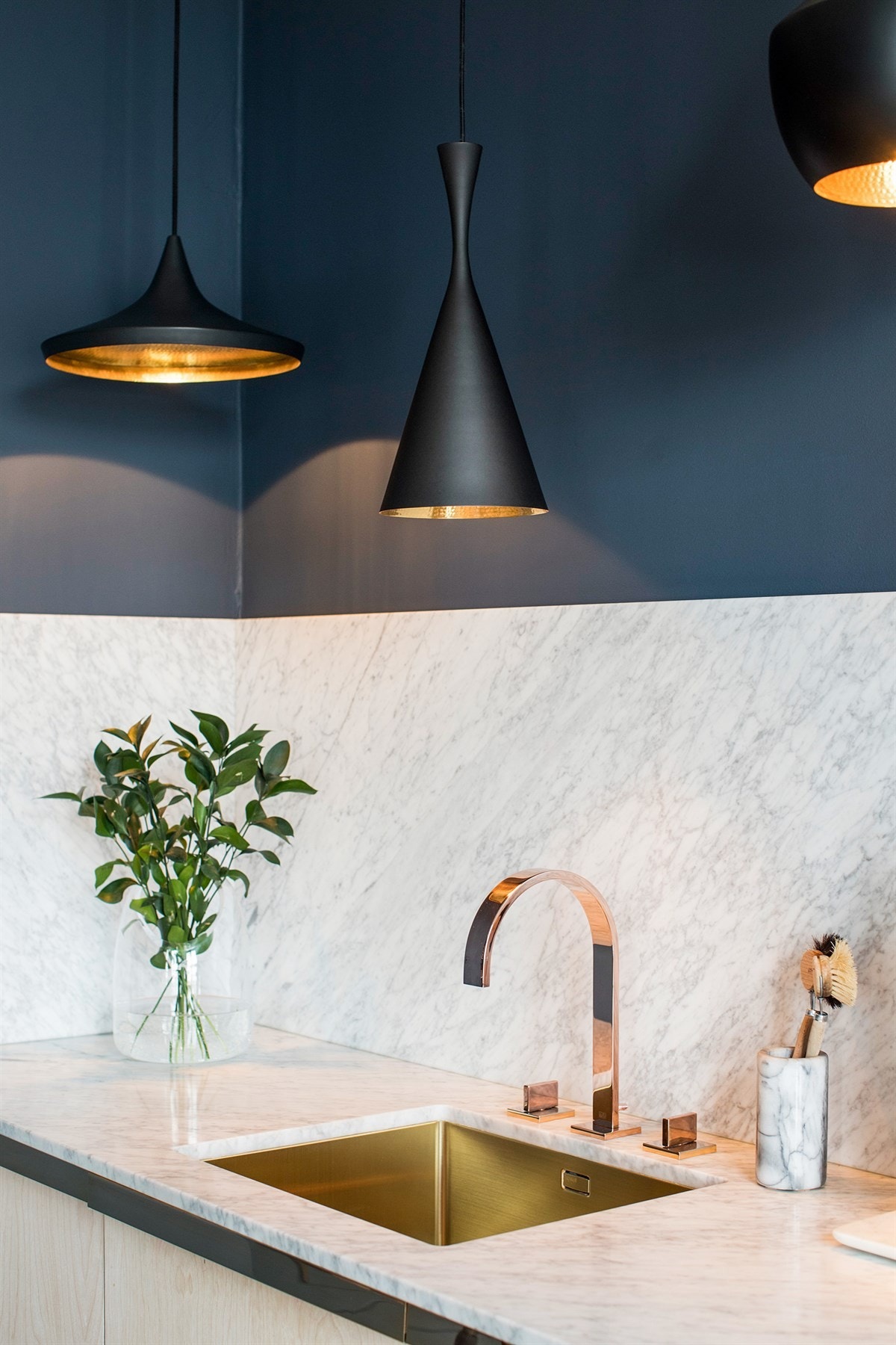 Benkeplaten er av Carrara marmor og har en underlimt vaskekum fra Tapwell og armatur fra Dornbracht Galleribilde