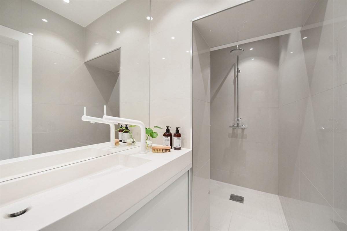 Badet ble pusset opp i 2016/2017 og har lyse fliser på gulv og vegger Galleribilde