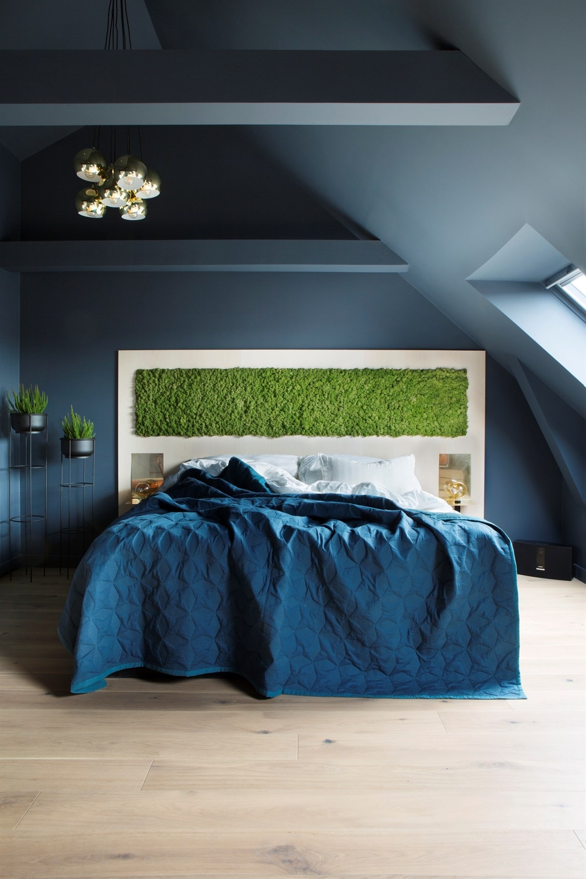 Hovedsoverommet ligger i leilighetens loftetasje og er lekkert innredet med moderne fargevalg Galleribilde