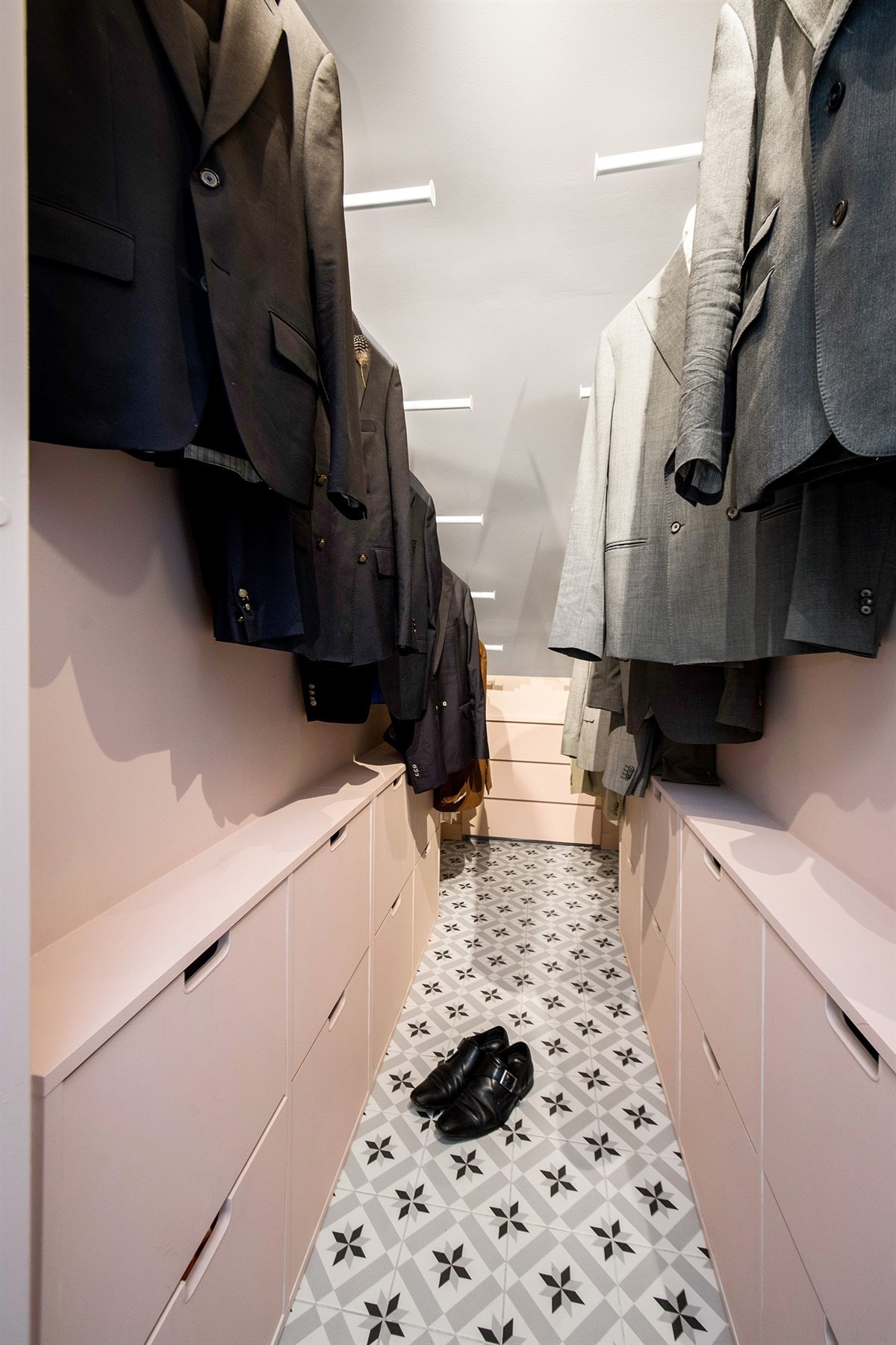 Fra entreen er det direkte tilgang til bod i trappeavsats innredet som garderobe for ytterbekledning/sko Galleribilde