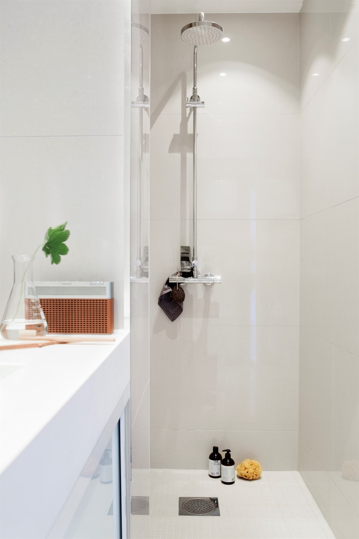 Badet har regnfallsdusj og veggmontert toalett Galleribilde