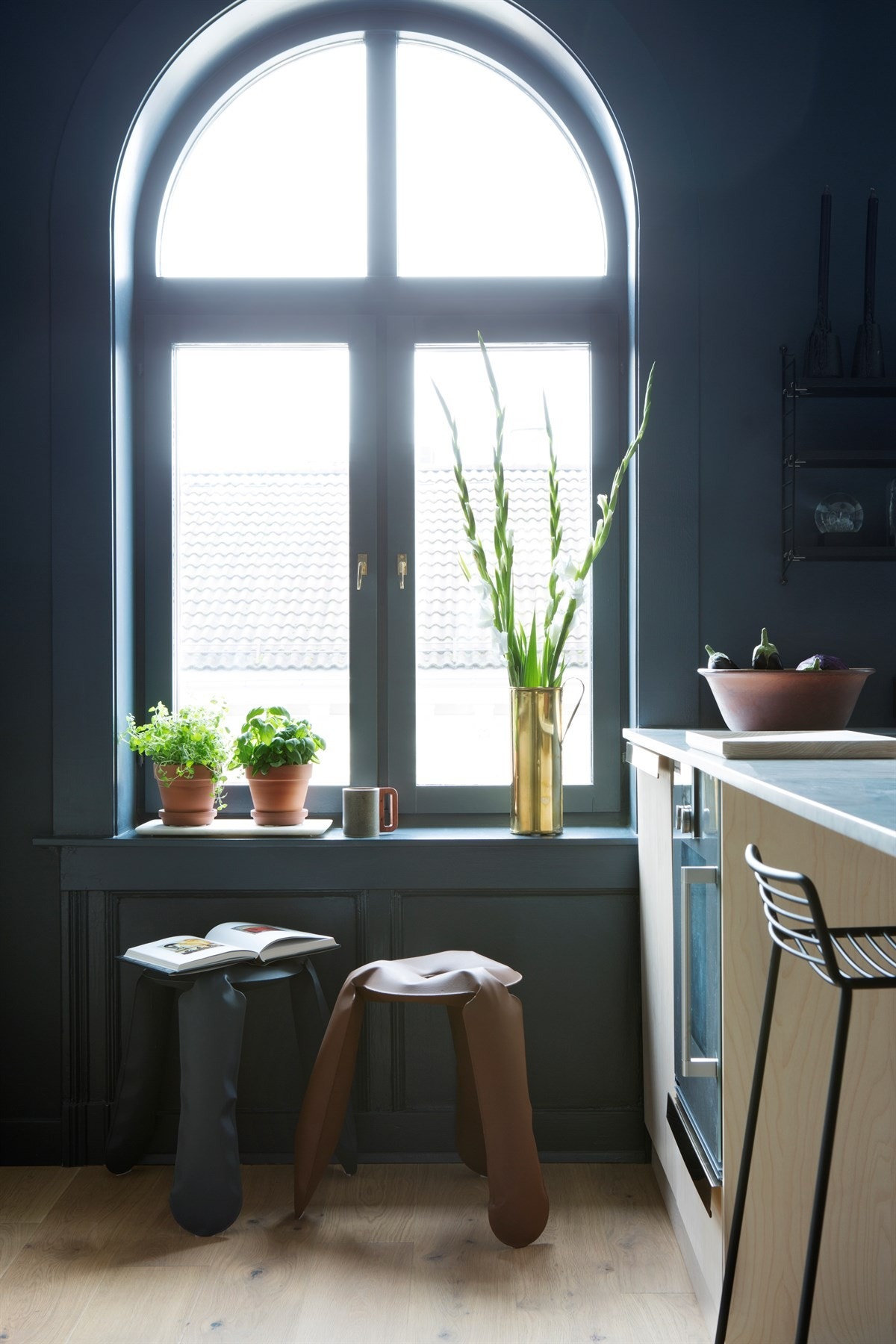 Store, buede vinduer gir god en eksklusiv romfølelse og gir godt med naturlig belysning Galleribilde