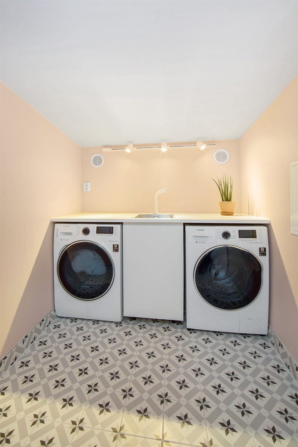 Leiligheten har en disponibel bod i felles kjeller, innredet som vaskerom. Rommet har flislagt gulv, aquastop, stoppekran og opplegg for vaskemaskin og tørketrommel Galleribilde