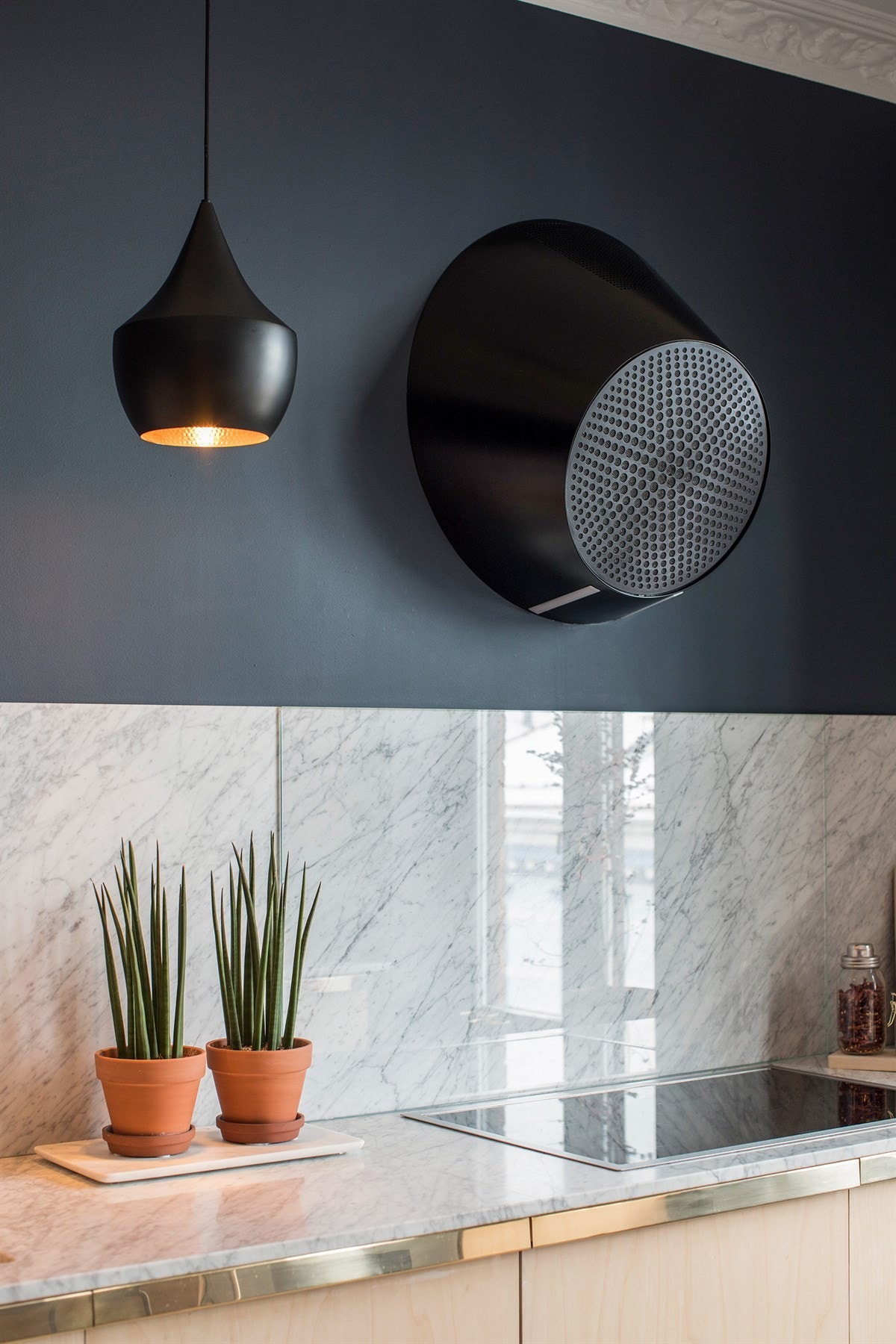 Det er også montert marmorplater og glass på vegg over benken Galleribilde