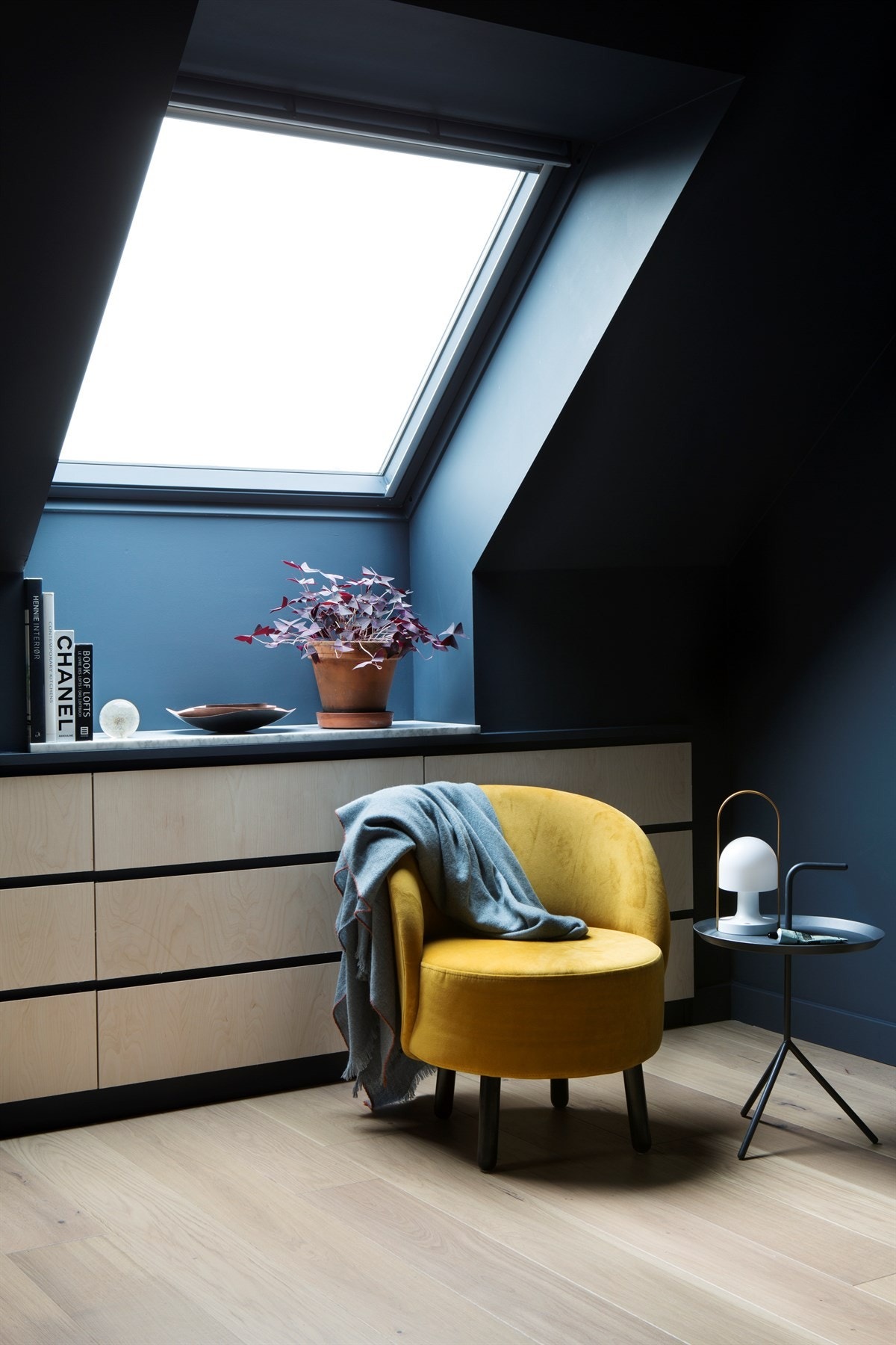 Rommet har innredning med skuffer Galleribilde