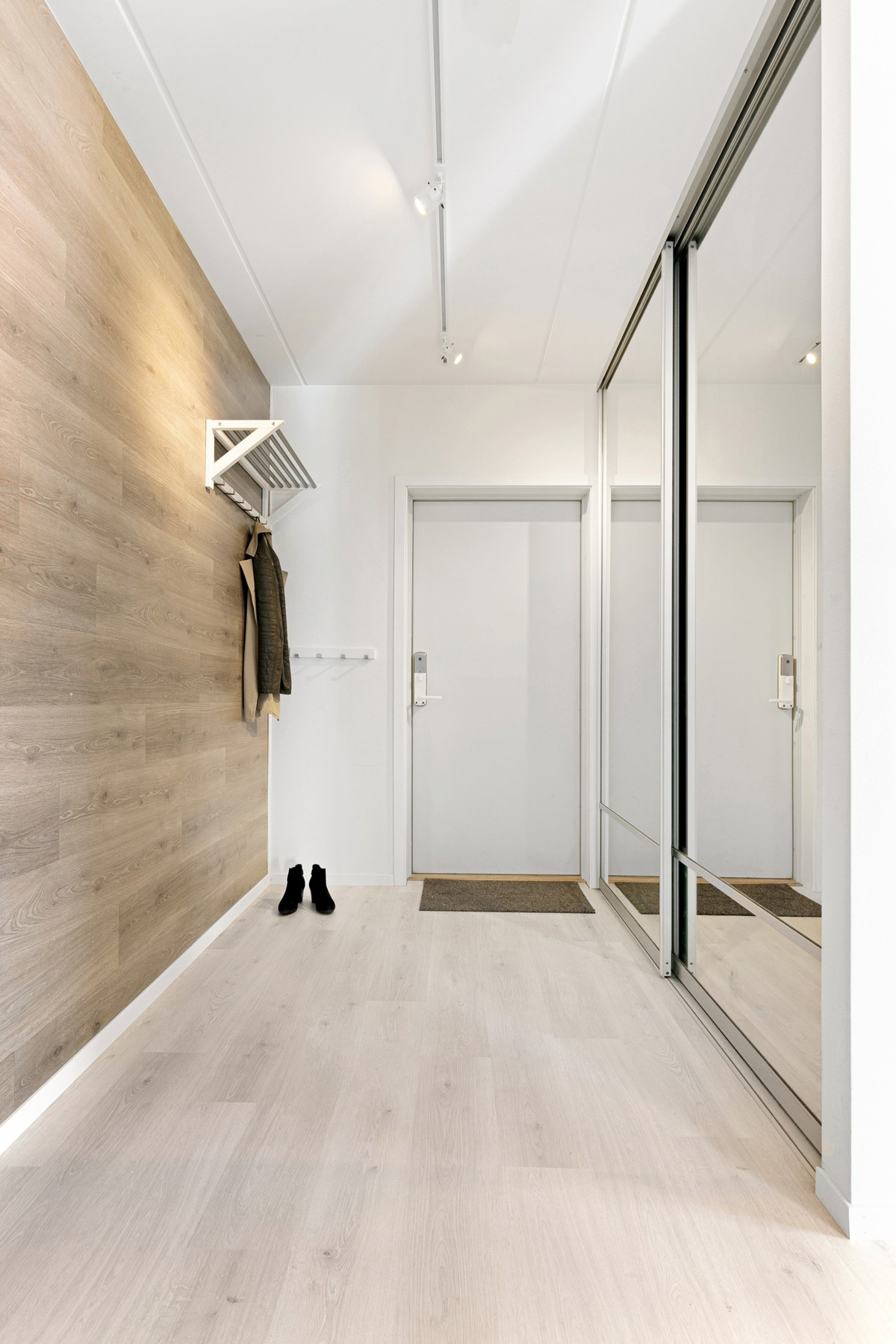 Lekker entré med skyvedørsgarderobe med speil og godt med plass