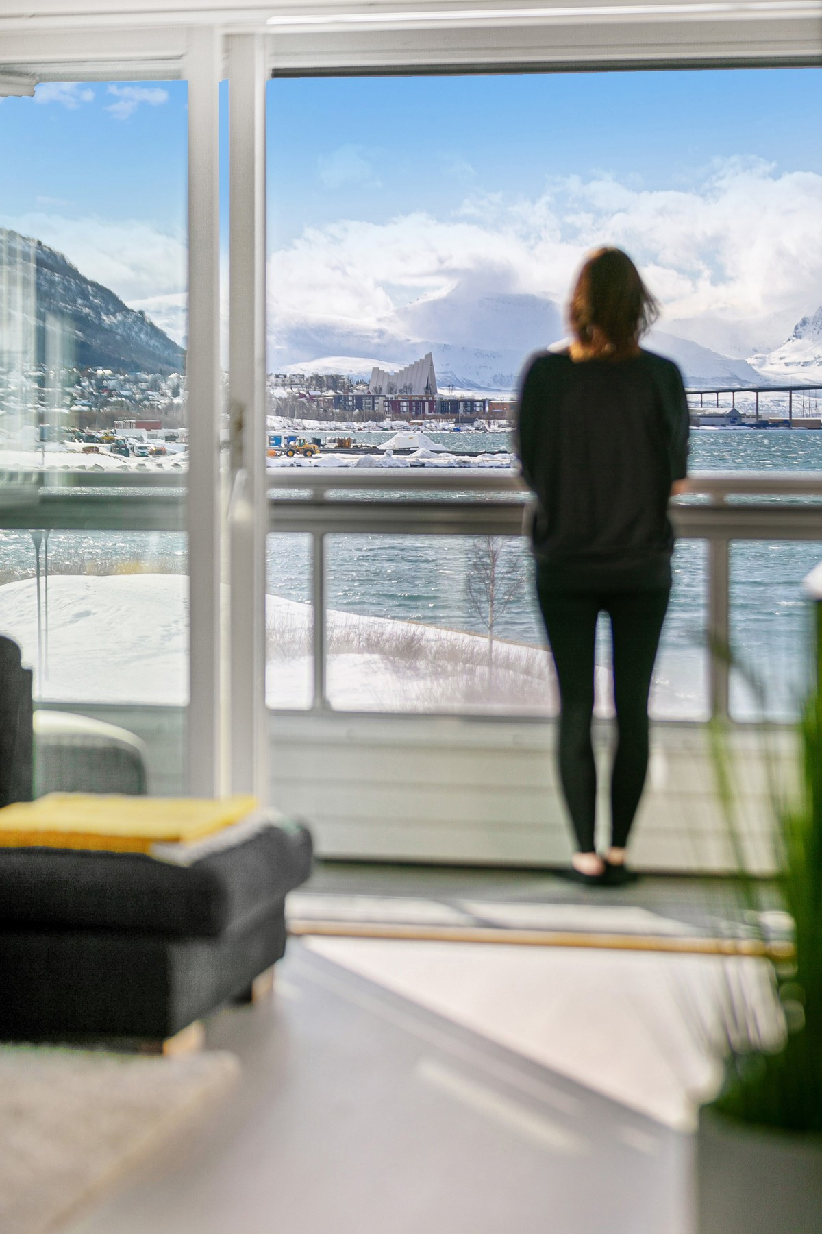 Balkongen er innglasset og byr på fantastiske sol- og utsiktsforhold