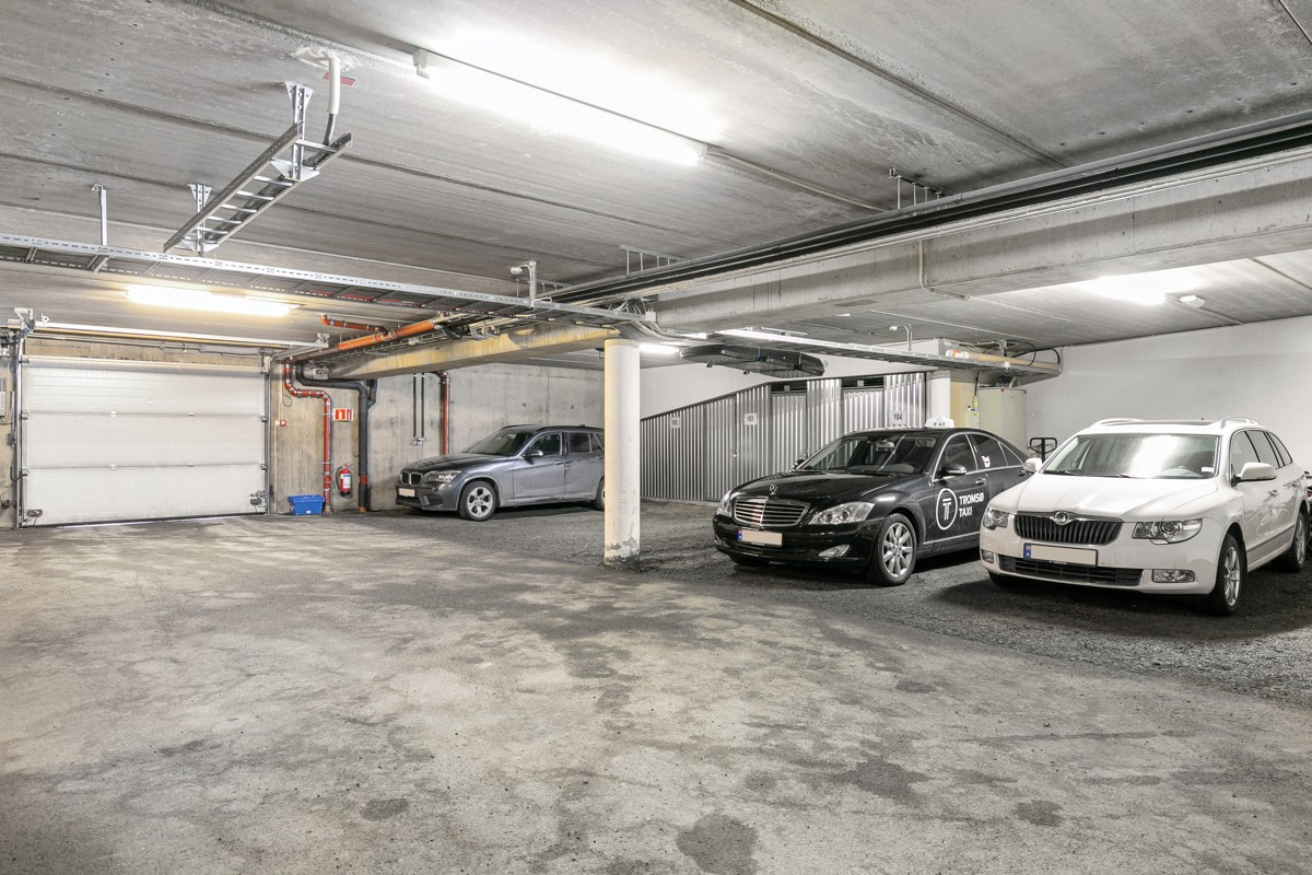 Fast parkeringsplass i garasje. Sportsbod i garasjeanlegg, Heis i bygget